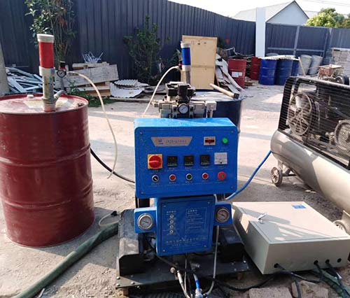 彩鋼瓦屋頂噴聚氨酯發(fā)泡機(jī)(圖2) Q2600聚氨酯發(fā)泡機(jī)