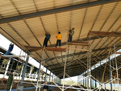 養(yǎng)殖場(chǎng)頂棚保溫 發(fā)泡聚氨酯噴涂機(jī)(圖3) 養(yǎng)殖場(chǎng)頂棚保溫 發(fā)泡聚氨酯案例